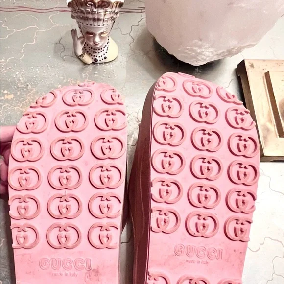 💰$795 Gucci Wmns Slide Sandal 'Interlocking G - Metallic Rose Pink' size 9